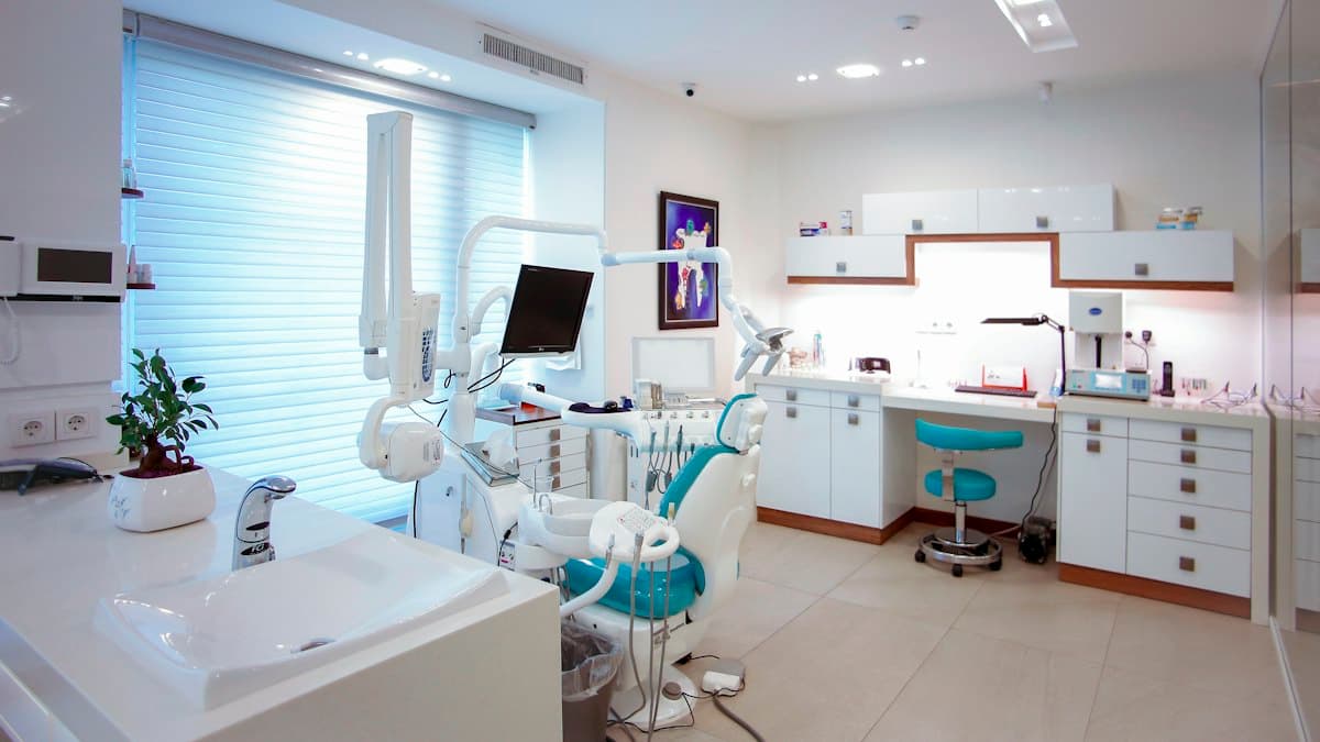 Aydınlık ve modern bir diş kliniği tedavi odası