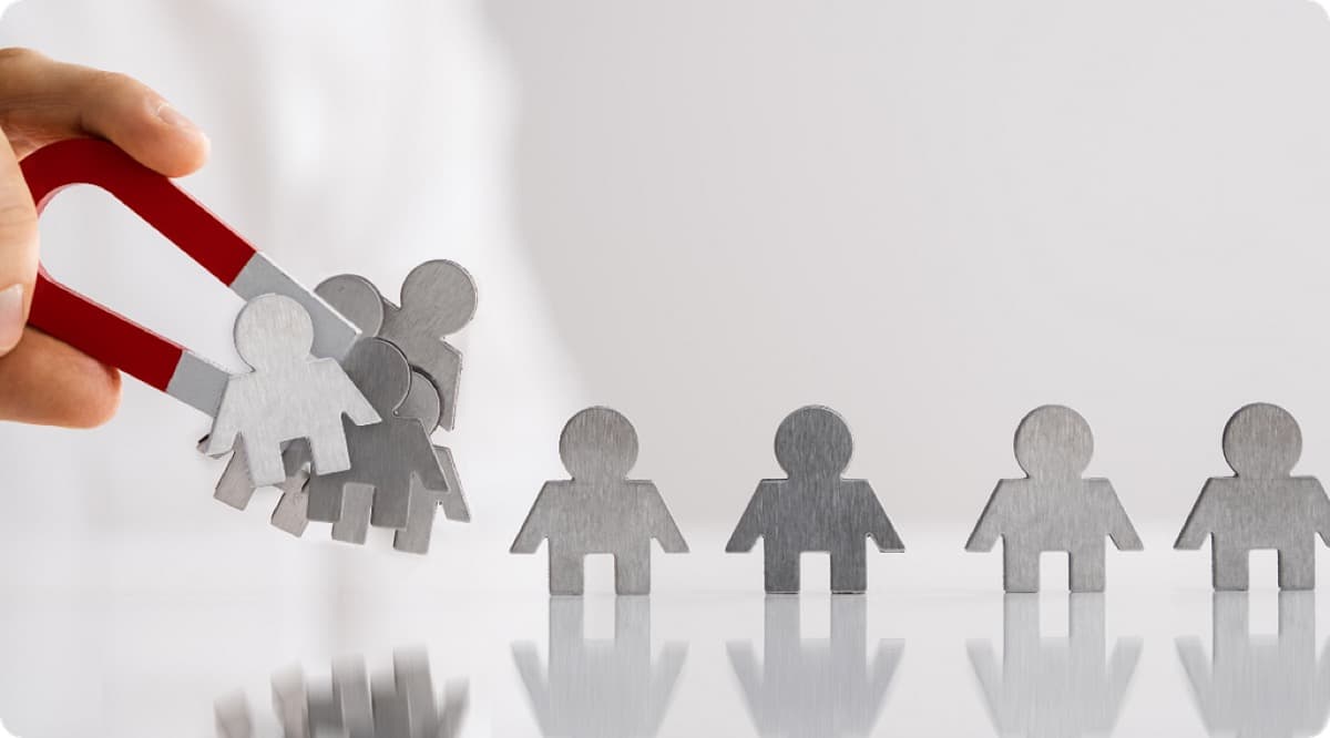 Bir mıknatısın sıradaki insan figürlerini kendine çektiği lead generation görseli