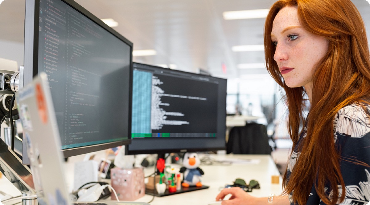 CRM platformunda çalışan bir satış temsilcisi