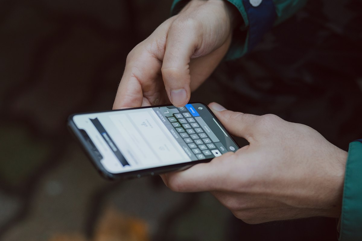 Akıllı telefon klavyesinde mesaj yazan eller